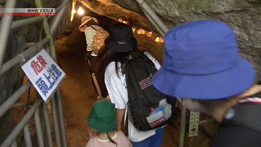 Nhật Bản nắng nóng gay gắt, du khách tránh nóng trong hang đá