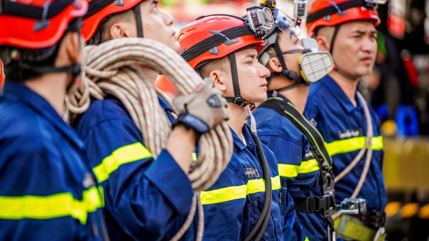 Phan Mạnh Quỳnh ngất xỉu giữa biển lửa trong “Chiến sĩ quả cảm” tập 3