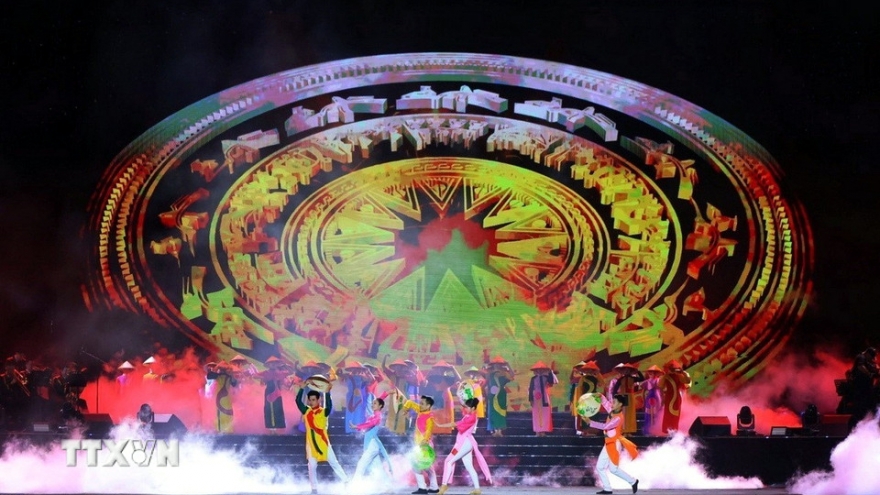 Lãnh đạo Đảng, Nhà nước dự chương trình chính luận nghệ thuật “Dưới  cờ vinh quang”