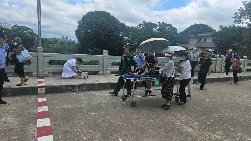 Cán bộ Biên phòng Móng Cái cứu công dân Trung Quốc tại cửa khẩu