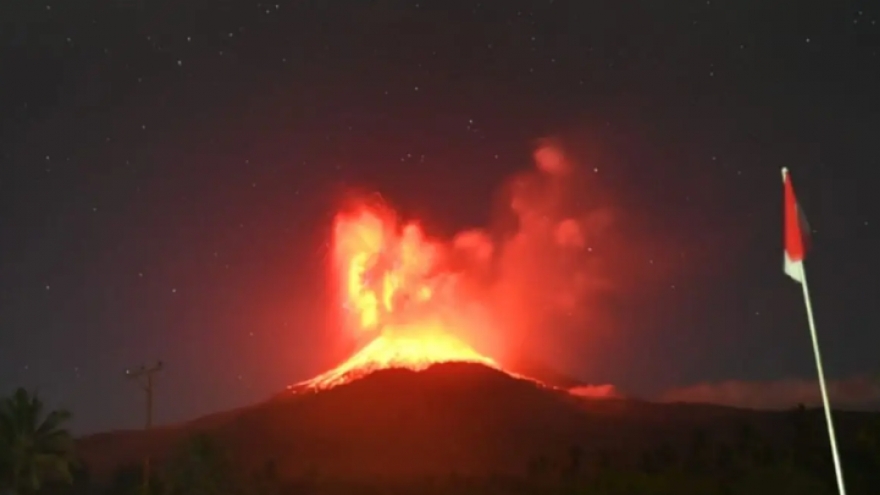 Núi lửa Lewotobi Laki-laki ở Indonesia phun trào trở lại, cột tro bụi cao tới 18km