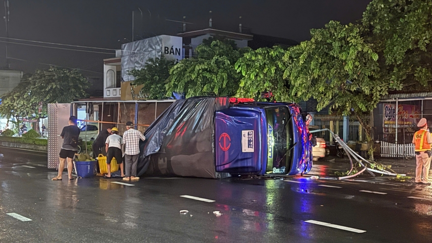 Đồng Tháp: Ô tô chở 3 tấn sầu riêng bị lật ngang, 3 người may mắn thoát nạn