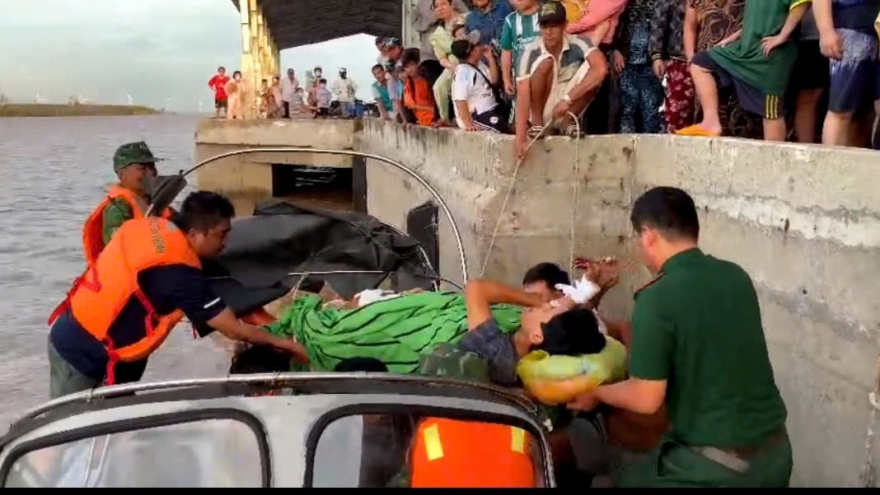 Một thuyền viên bị gãy xương đùi và tay trên biển được cứu kịp thời