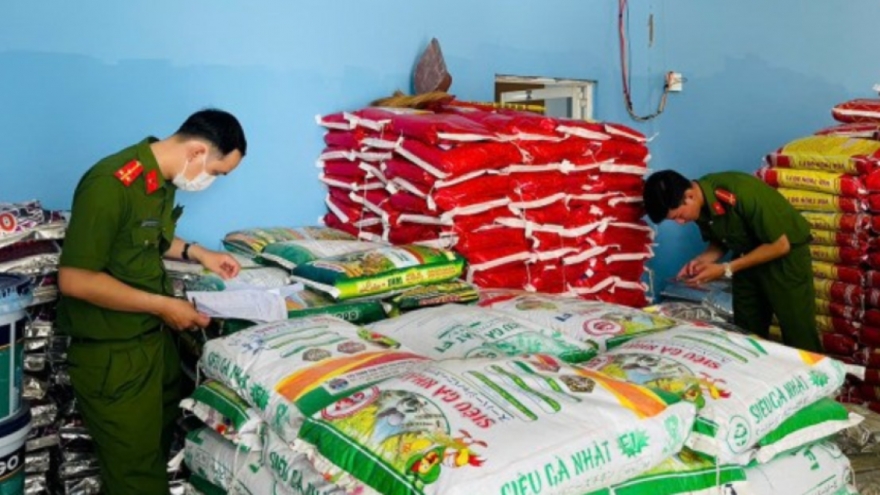 Tạm giữ hàng chục tấn phân bón, hóa chất không giấy tờ ở Cà Mau