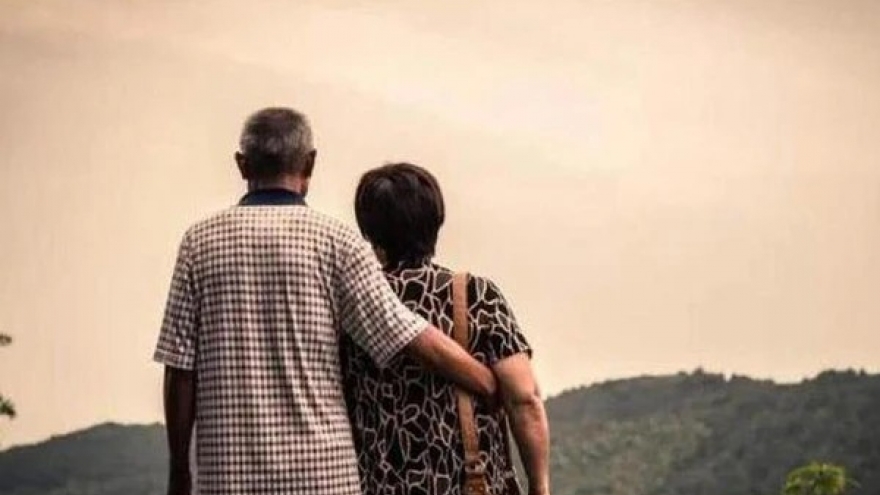 Cuộc sống trở về như vợ chồng son, muốn gần gũi để tăng tình cảm mà chả làm được gì