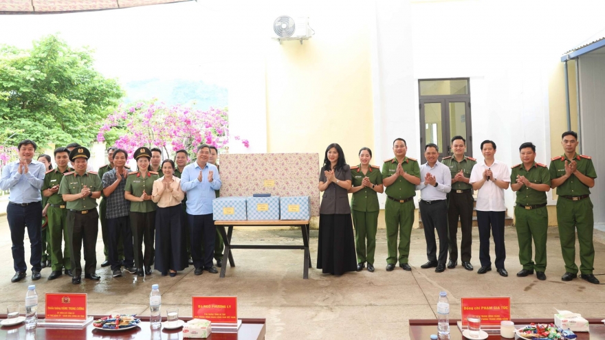 Phu nhân Tổng Bí thư thăm, tặng quà tại tỉnh Sơn La