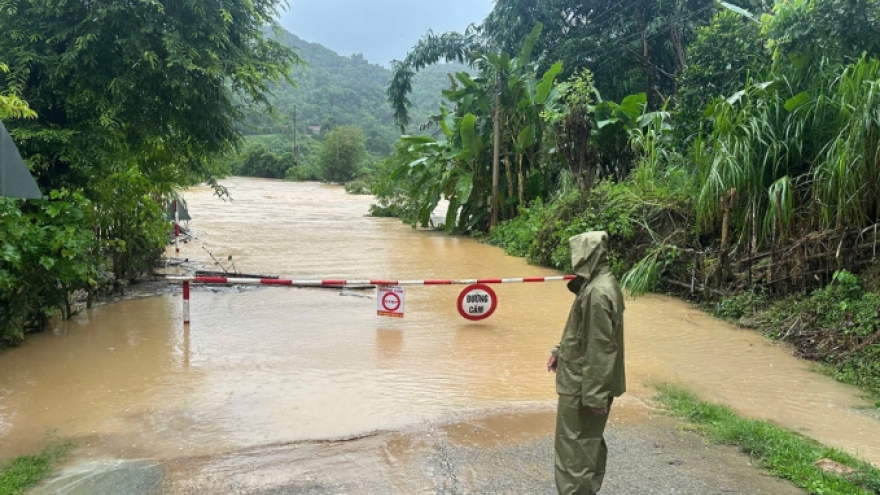 Nghệ An: Sạt lở đất do mưa lớn khiến Quốc lộ 7 bị ách tắc, trường học ngập nặng
