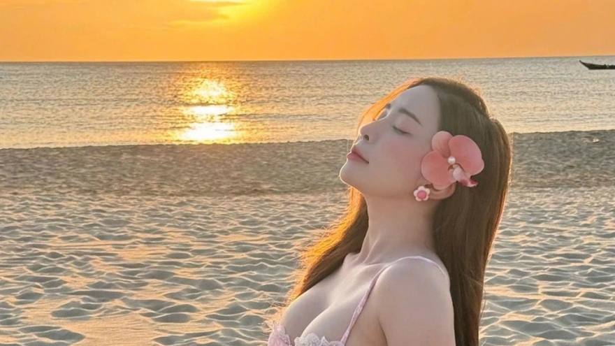 Sao Việt 6/8: Quỳnh Nga diện bikini khoe eo 56 cm ở Quan Lạn