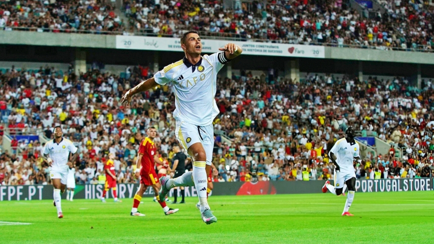 Ronaldo ghi hat-trick, tiếp tục chinh phục cột mốc 1.000 bàn thắng