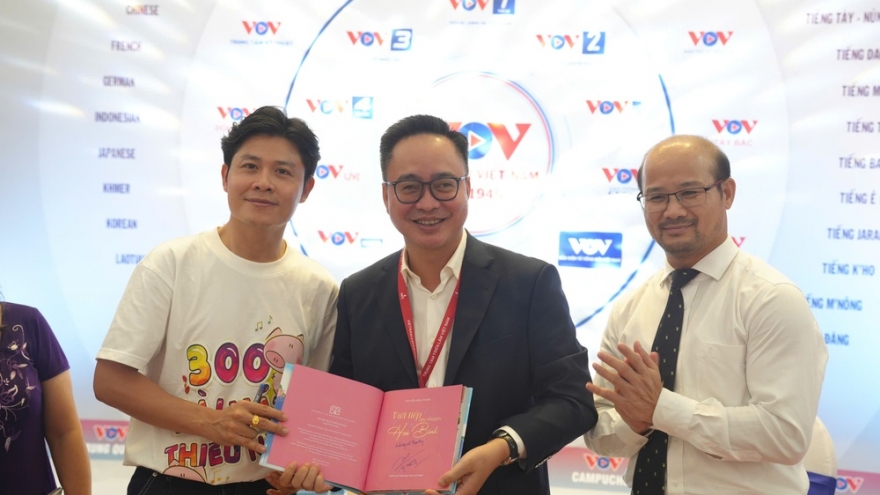 Nhạc sĩ Nguyễn Văn Chung trao tặng 300 ca khúc thiếu nhi cho Đài Tiếng nói Việt Nam (VOV)