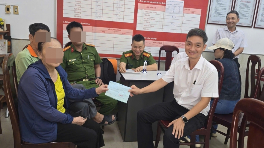 Cụ bà suýt bị lừa chuyển 300 triệu đồng cho kẻ giả danh công an