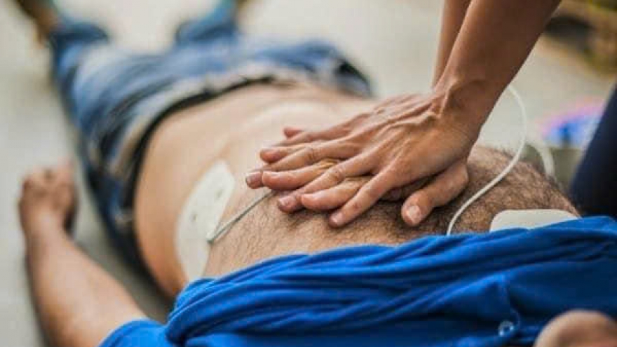 Các bước khẩn cấp cứu sống người bệnh ngừng tim dễ làm ai cũng nên học