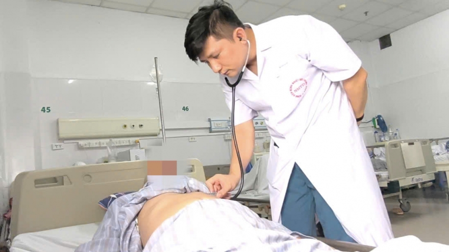 Sang Mỹ chữa sốt bí ẩn không khỏi, về Việt Nam mới tìm ra 3 “thủ phạm”