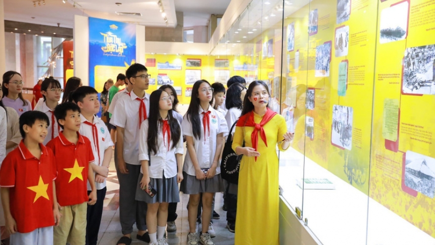 Exhibition marks National Day with iconic historical artifacts