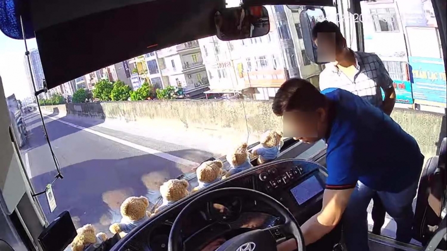 Xác minh hình ảnh một người đàn ông lên rút chìa khóa xe khách rồi bỏ đi, ở Hà Nội