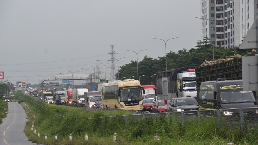 Dòng phương tiện ùn ứ kéo dài ở cửa ngõ phía Nam trước ngày nghỉ lễ Quốc khánh 2/9