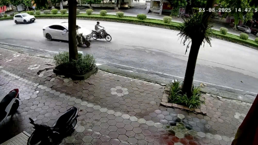 Ô tô va chạm xe máy khiến 3 người bị hất văng trên đường