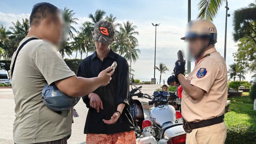 Tạm giữ hình sự người đàn ông ngoại quốc say xỉn đấm vào miệng CSGT