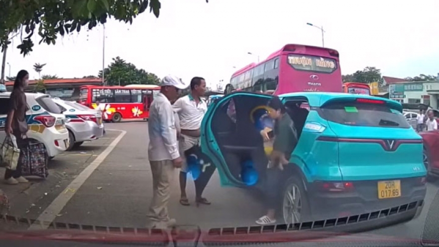 Làm rõ vụ nhóm người ngăn taxi công nghệ, ép khách rời xe