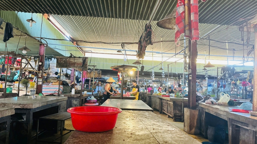 Nhiều sạp hàng ở chợ dân sinh đóng cửa vì dịch tả lợn châu Phi