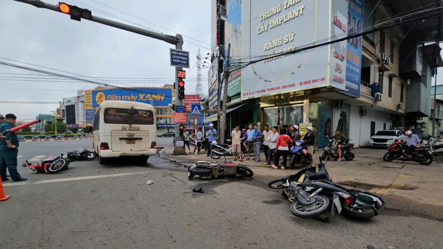 Xe khách tông hàng loạt xe máy, xe đạp điện đang dừng đèn đỏ ở Đồng Nai