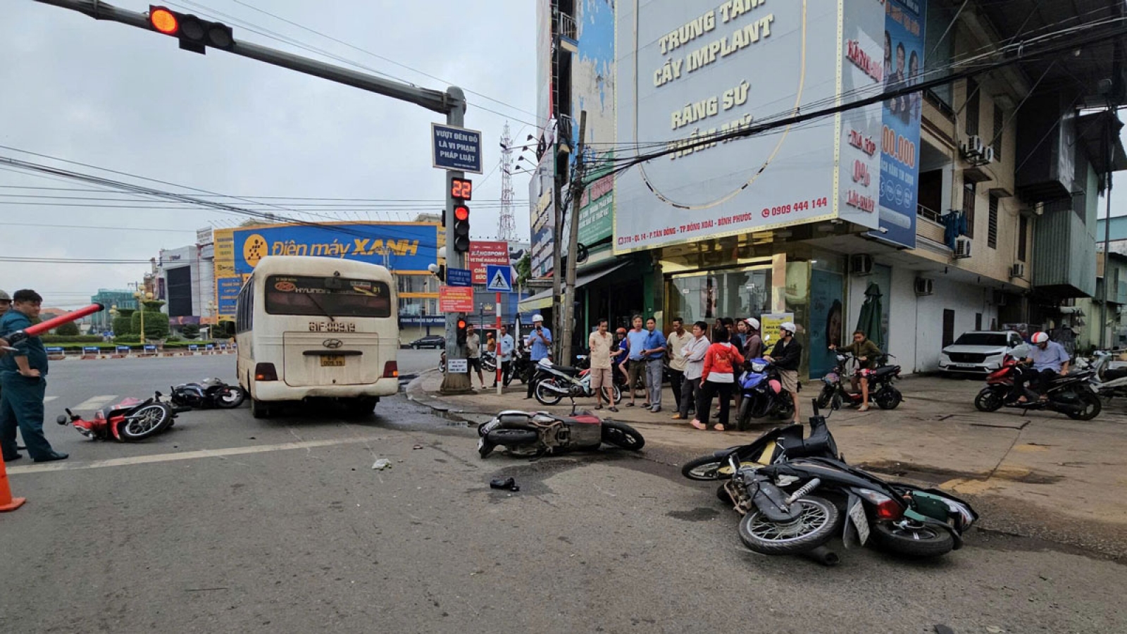 Xe khách tông hàng loạt xe máy, xe đạp điện đang dừng đèn đỏ ở Đồng Nai