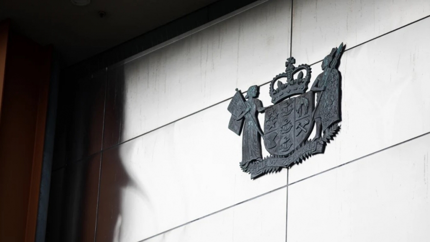 Tìm thấy bé gái 2 tuổi bị giấu trong vali đặt ở khoang hành lý xe buýt ở New Zealand