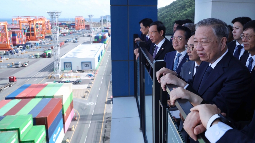 Tổng Bí thư Tô Lâm thăm cảng Busan nghe giới thiệu về công nghệ vận hành cảng