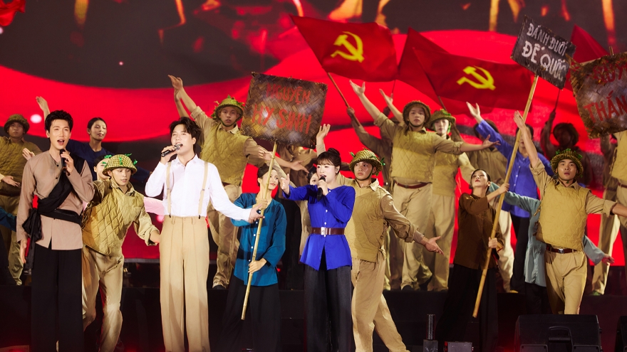 Sao Mai Thu Hằng xúc động hát Quốc ca trên Quảng trường Cách mạng Tháng Tám