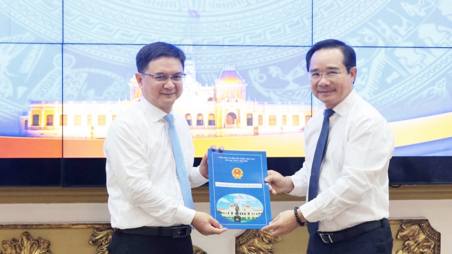 Trao quyết định chức vụ Phó Chủ tịch UBND TP.HCM cho ông Nguyễn Mạnh Cường