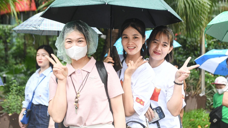 Khán giả đội mưa xếp hàng chờ trải nghiệm công nghệ thực tế ảo VR