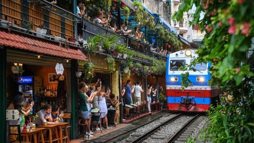 Hanoi to offer night city tour on double-decker train