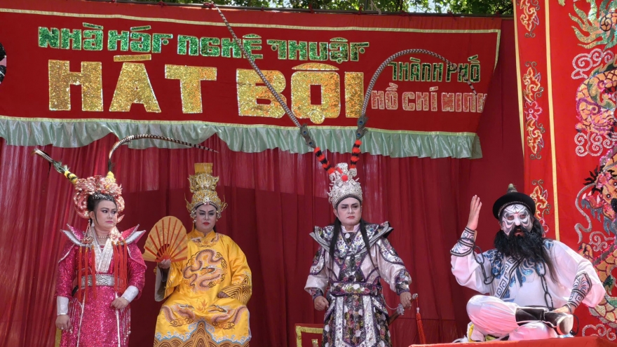 Hát Bội tìm về với khán giả ở không gian di tích