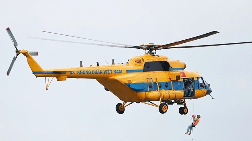 Bộ Quốc phòng điều trực thăng giải cứu 8 người dân bị mắc kẹt do mưa lũ ở Sơn La