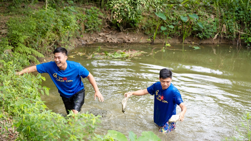 Duy Hưng, Trung Ruồi ngã xuống ao vì hái trái cây cho con