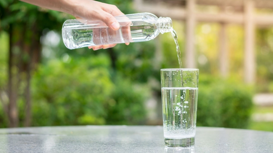 Cảnh báo: Uống ít hơn 1,5 lít nước mỗi ngày có thể gây ra hệ quả nghiêm trọng