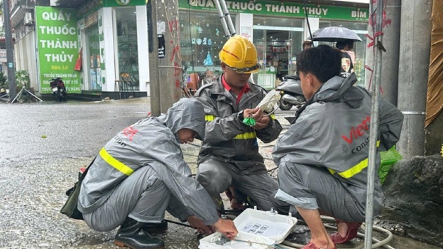 Người Viettel trắng đêm khắc phục sự cố, giữ thông tin liên lạc cho khách hàng