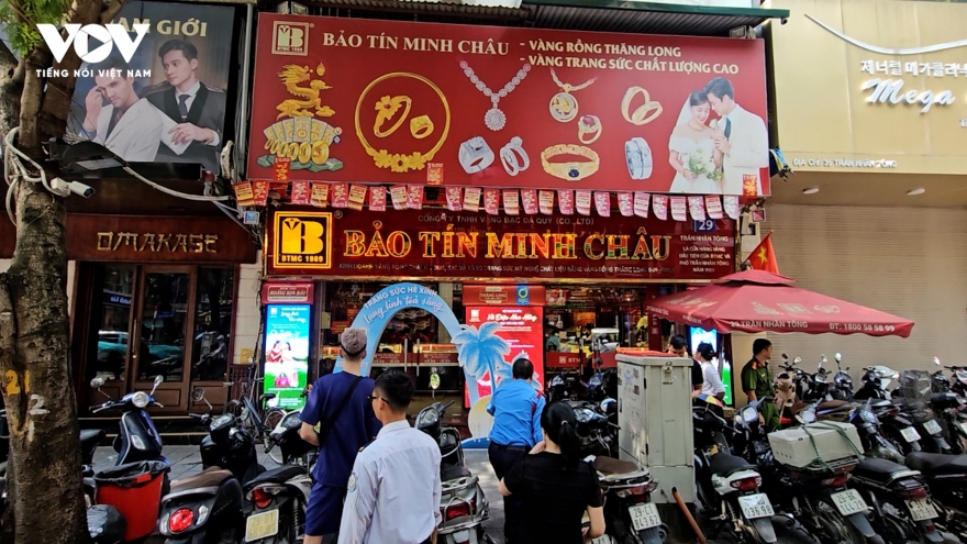 Giá vàng ở mức cao, người dân xếp hàng đợi mua - bán vàng