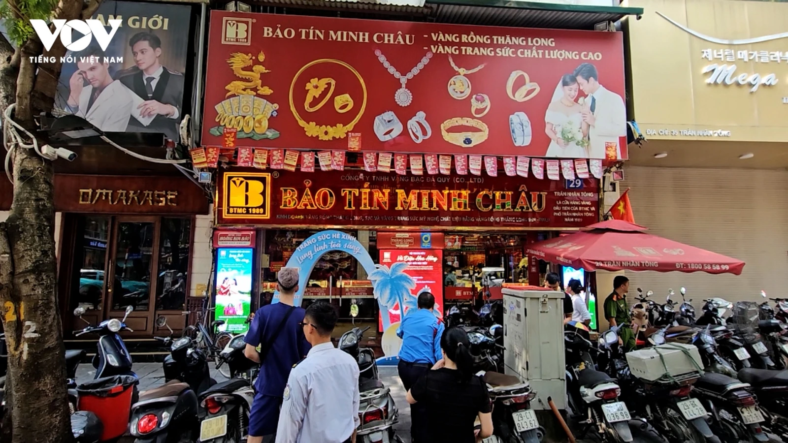 Giá vàng ở mức cao, người dân xếp hàng đợi mua - bán vàng
