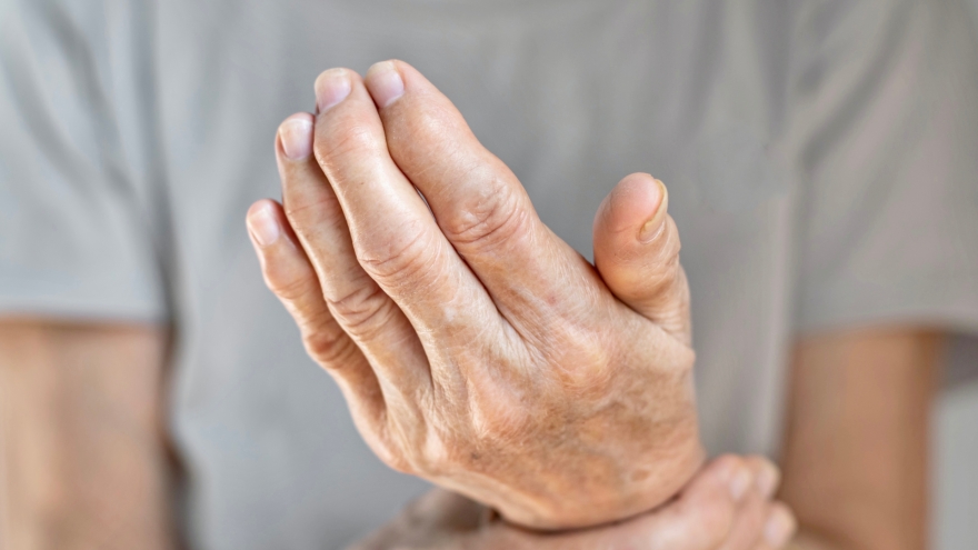 Tôi bị viêm đa khớp, nếu thủ dâm nhiều có hại gì cho tình trạng bệnh không?