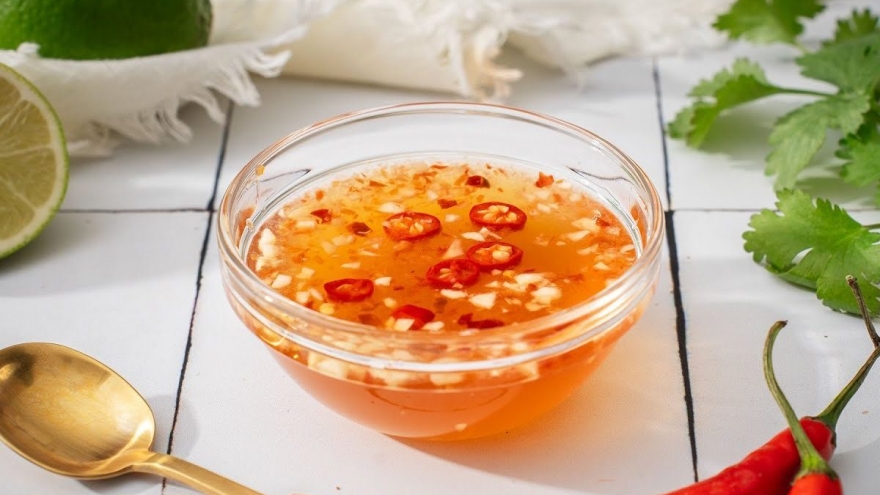 Nước mắm trong tủ lạnh ngon hơn để ở ngoài?