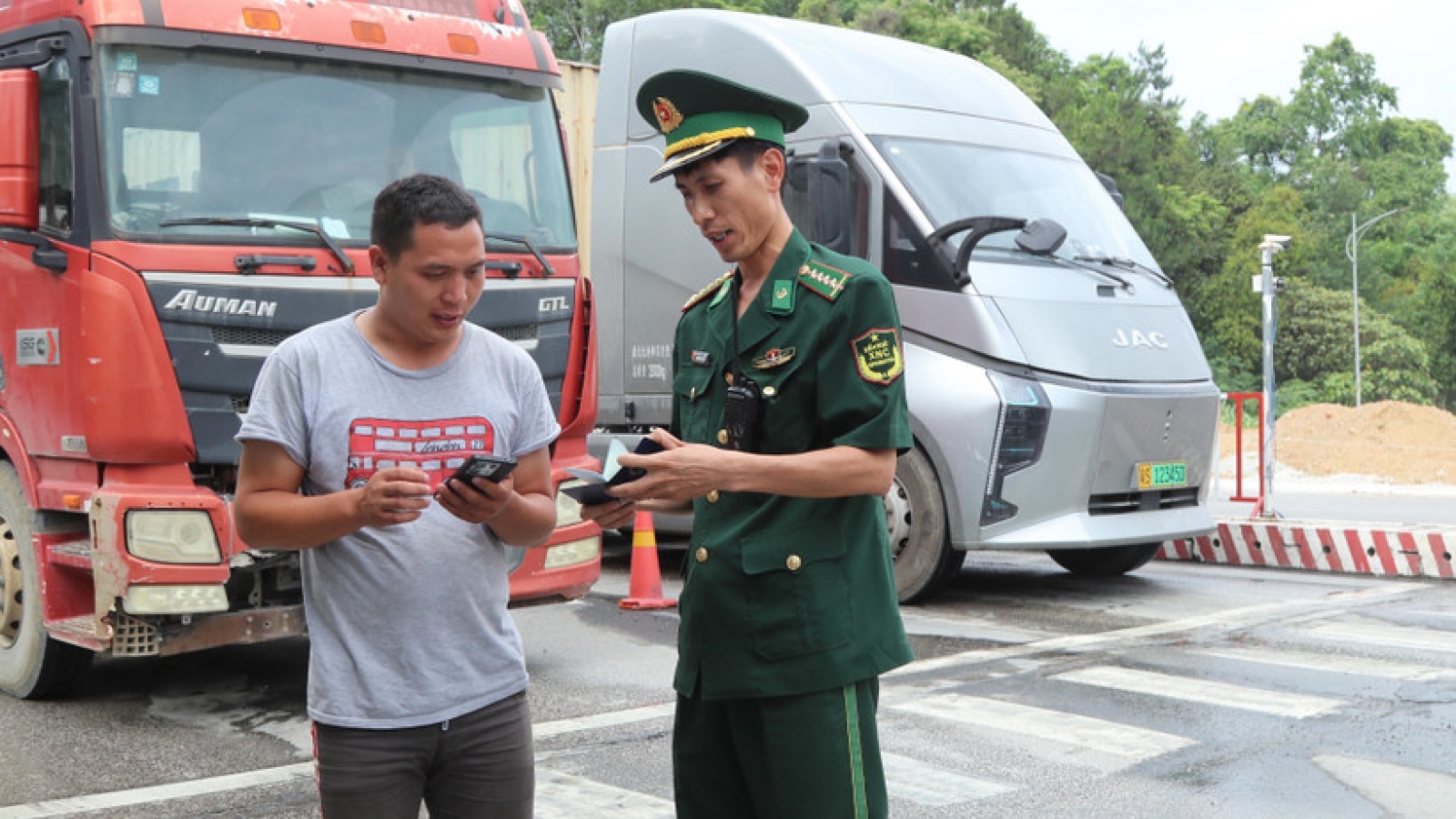 Lang Son, Guangxi talk import-export cargo handling procedures