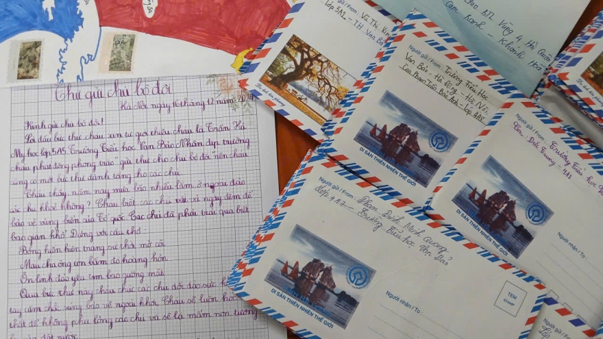 Vùng 4 Hải quân nhận và trao hàng trăm lá thư viết tay tới quân dân đặc khu Trường Sa