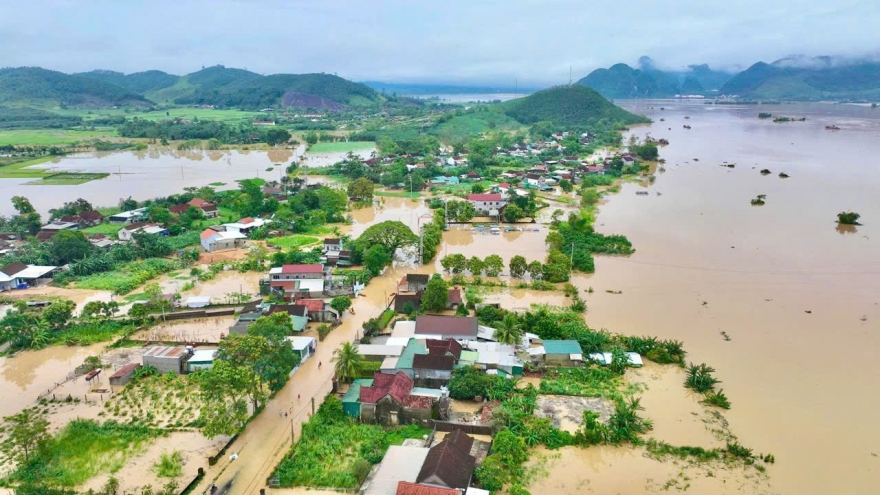 Hàng trăm nhà dân ở Nghệ An bị nước lũ nhấn chìm