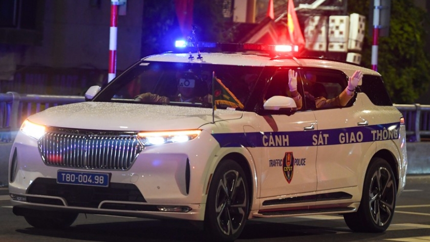 Không nhường đường cho xe ưu tiên khi dừng đèn đỏ có vi phạm luật?