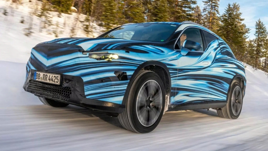 Mercedes hé lộ SUV điện mới - GLC 400 4Matic với logo phát sáng