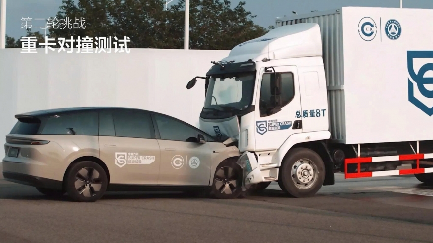 Tung video hất tung đầu xe tải 8 tấn chỉ bằng chiếc SUV, Li Auto bị chỉ trích dữ dội