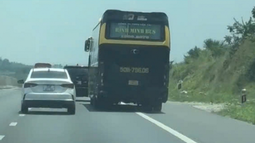 Phạt tiền và trừ 2 điểm giấy phép lái xe vì chạy vào làn khẩn cấp cao tốc