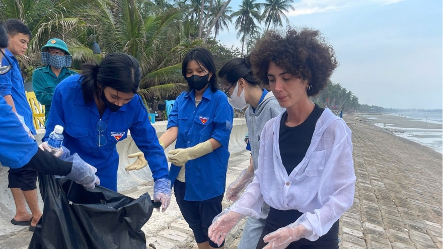 Gần trăm người thu gom rác đại dương làm đẹp biển Mũi Né