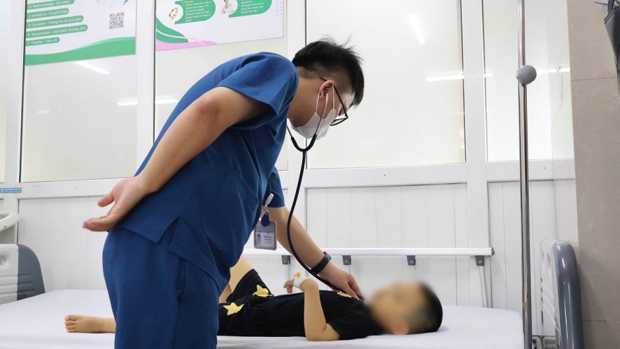 Bé 3 tuổi suýt nguy kịch vì uống lá lộc mại chữa táo bón